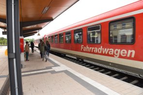 Regionalexpress fährt in den Bahnhof ein