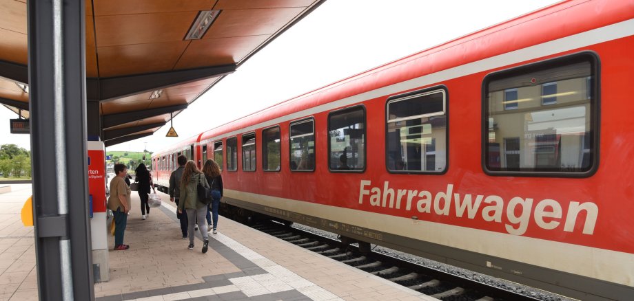 Regionalexpress fährt in den Bahnhof ein
