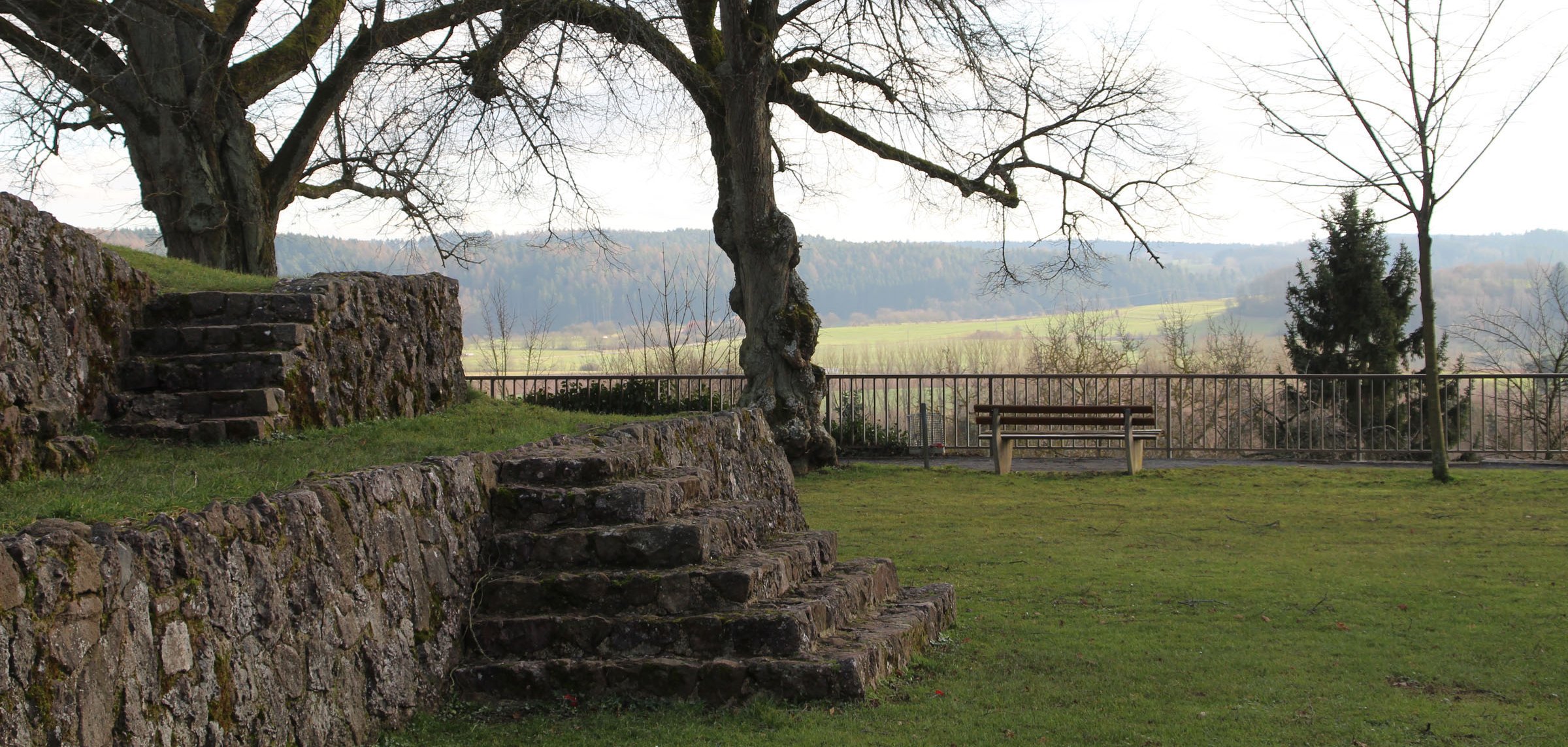 Der Burgberg im Herbst