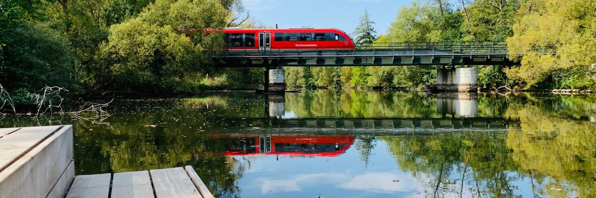 Ederurferpark mir Regionalbahn im Hintergrund