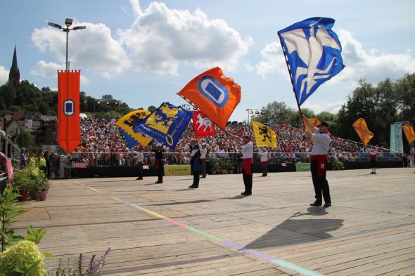 Zur Europeade werden verschiedene Länderflaggen geschwenkt