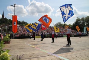 Zur Europeade werden verschiedene Länderflaggen geschwenkt