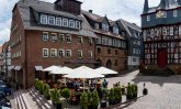 Das zehntürmige Rathaus nebenan das bekannte Hotel Sonne Frankenberg