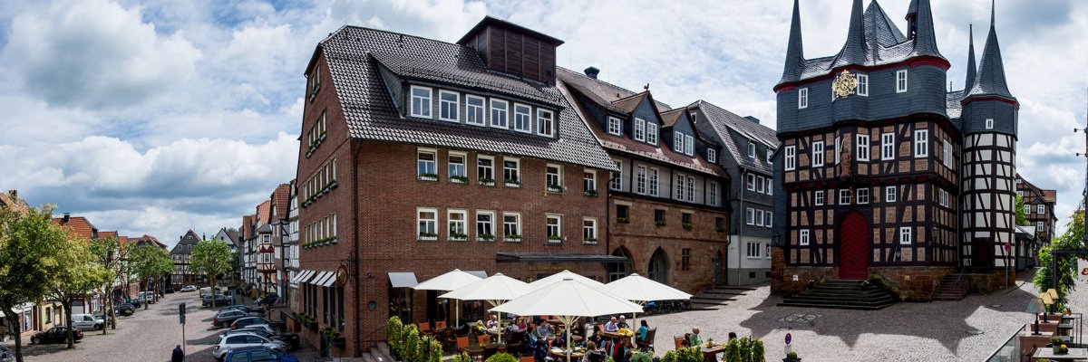 Das zehntürmige Rathaus nebenan das bekannte Hotel Sonne Frankenberg 