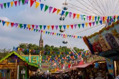 Bunt geschmücktes Festgelände zum Frankenberger Pfingstmarkt