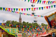 Bunt geschmücktes Festgelände zum Frankenberger Pfingstmarkt 