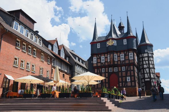 Das markante Rathaus ist das Wahrzeichen der Stadt, daneben das bekannte Hotel Sonne Frankenberg