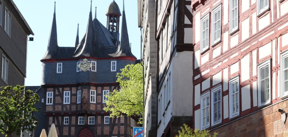 Das zehntürmige Rathaus vom Untermarkt aus