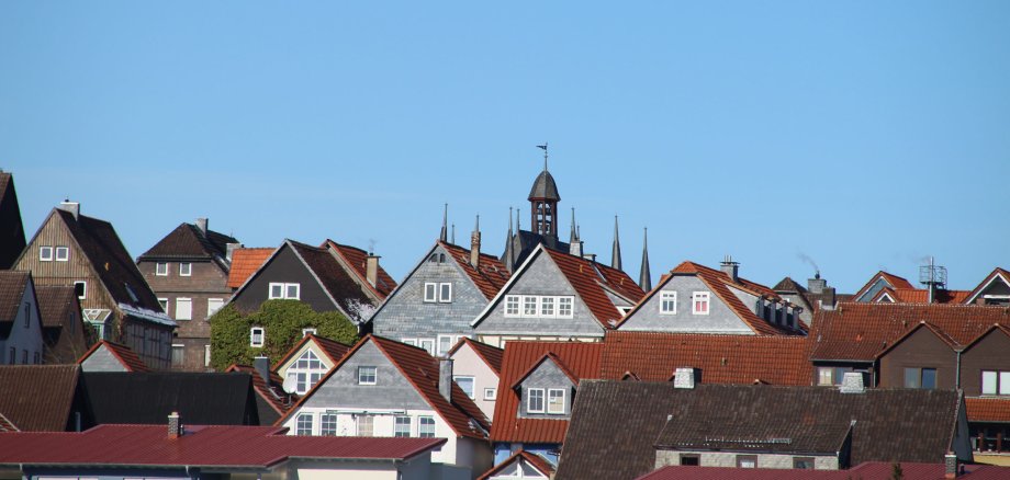 Die markanten Rathaustürme ragen deutlich über die Dächer Frankenbergs hinweg