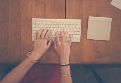 Hände auf einer Tastatur