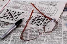 Lesebrille liegt auf einer Zeitung