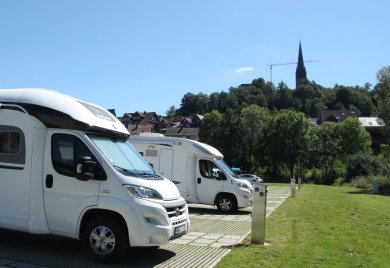 Wohnmobil auf einem Stellplatz