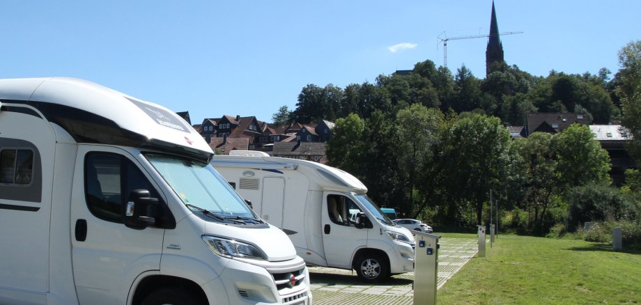 Wohnmobile auf dem Stellplatz, im Hintergrund die Liebfrauenkirche