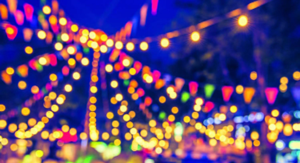 Bunte Lichterketten vor einem dunkelblauen Himmel