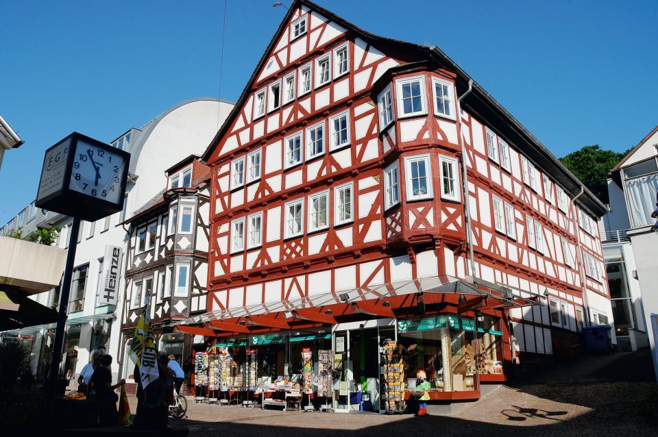 Fußgängerzone mit historischem Fachwerkbau