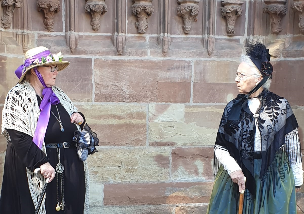Die beiden Stadtführerinnen in historischer Gewandung