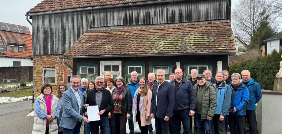 Menschenmenge vor der zu renovierenden Scheune am Wettermuseum