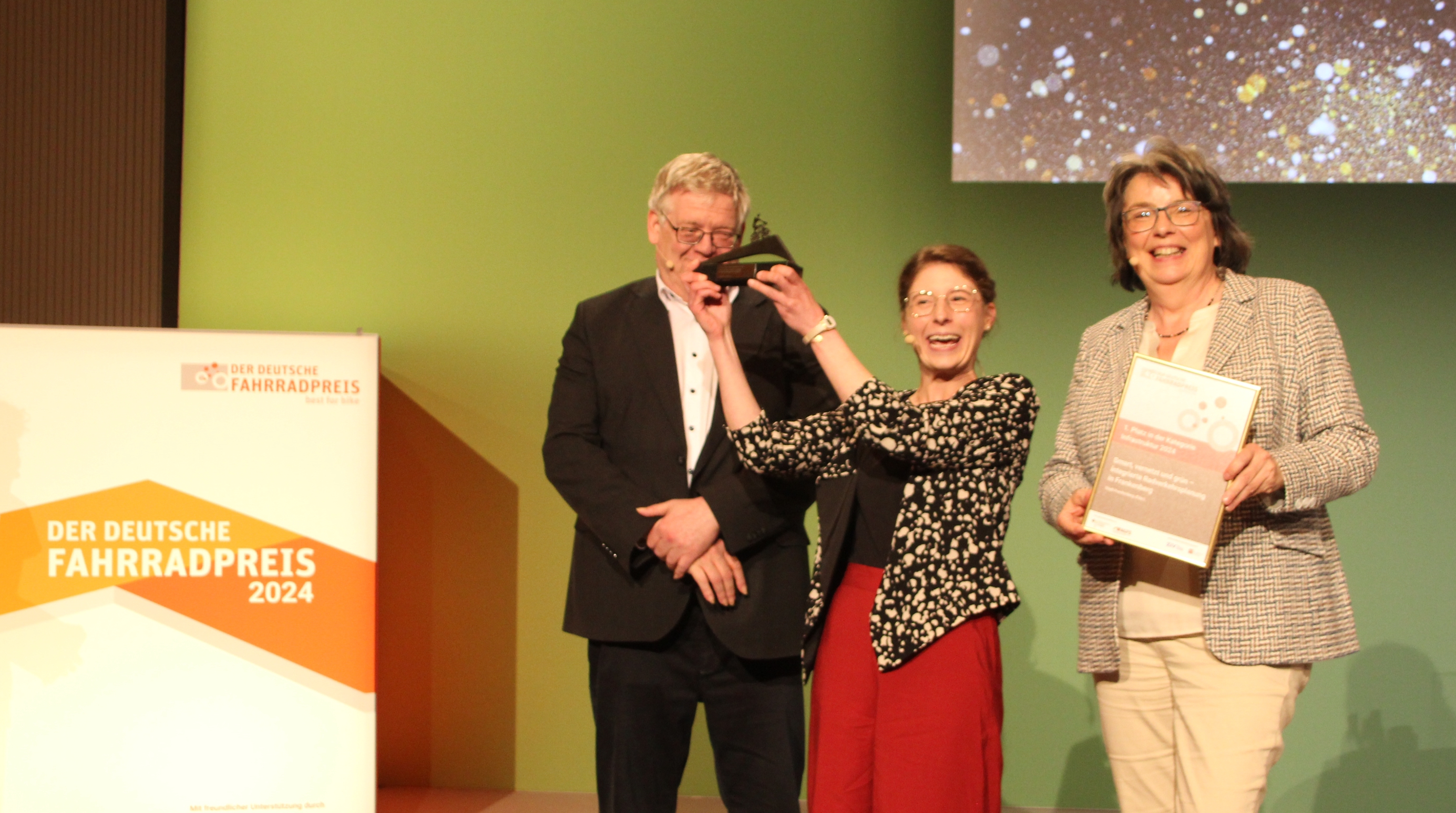Laudator und Geehrte bei der Preisverleihung auf der Bühne