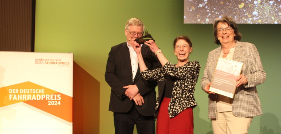 Laudator und Geehrte bei der Preisverleihung auf der Bühne
