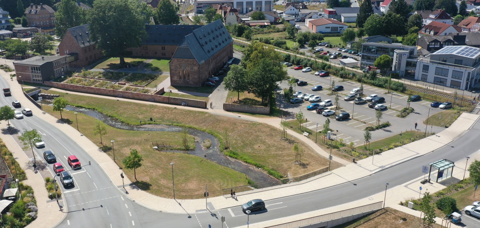 Luftbild der Klosteranlage mit Nemphe und Parkplatz