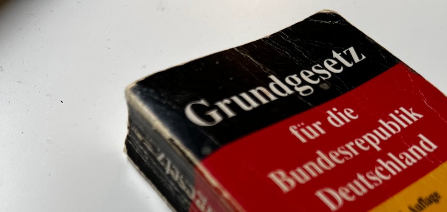 Titelseite einer schwarz-rot-goldenen Grundgesetzausgabe