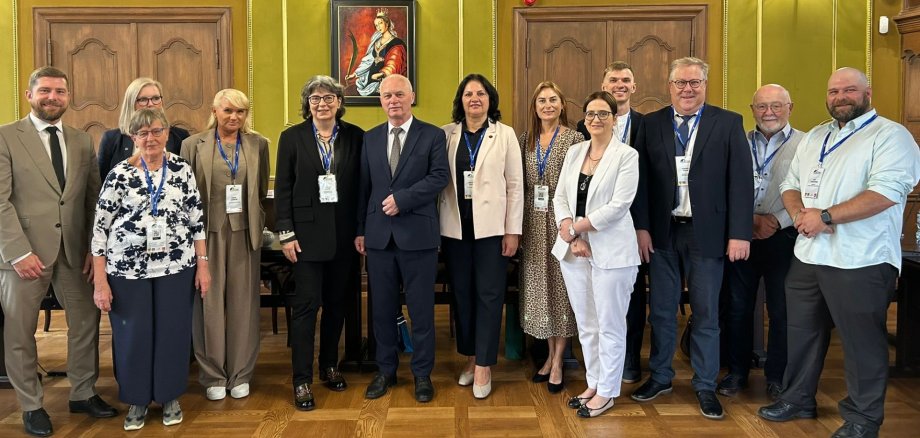 Menschegruppe aufgereiht für das Foto in einem vornehmen Saal