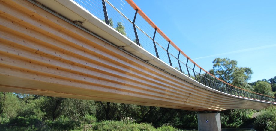 Ansicht einer Holzbrücke aus der Froschperspektive