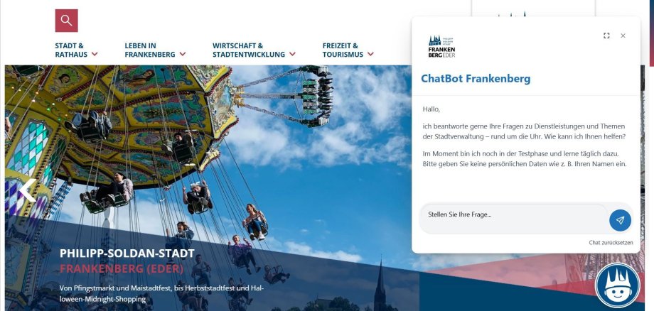Bildschirmaufnahme der Frankenberger Startseite mit einem offenen Chatbot-Eingabefeld