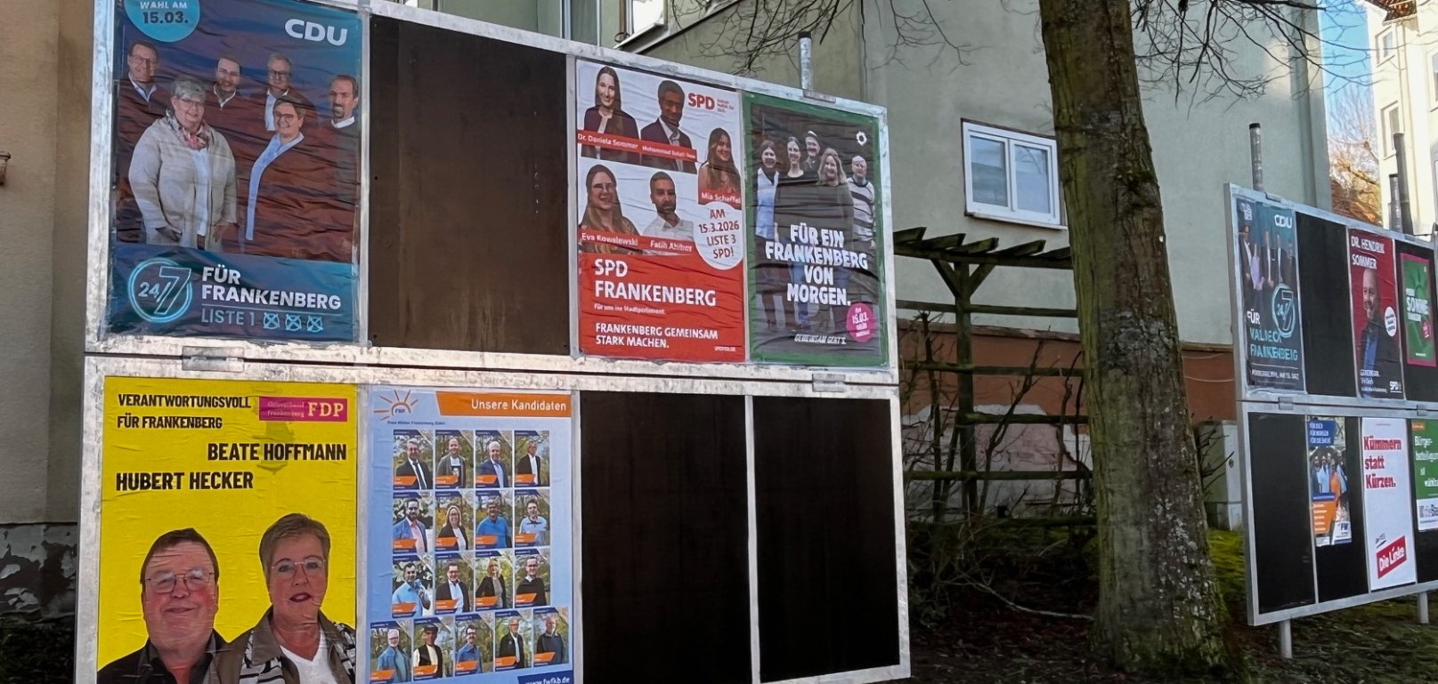 Wahlplakate verschiedener Parteien an einer Plakatwand