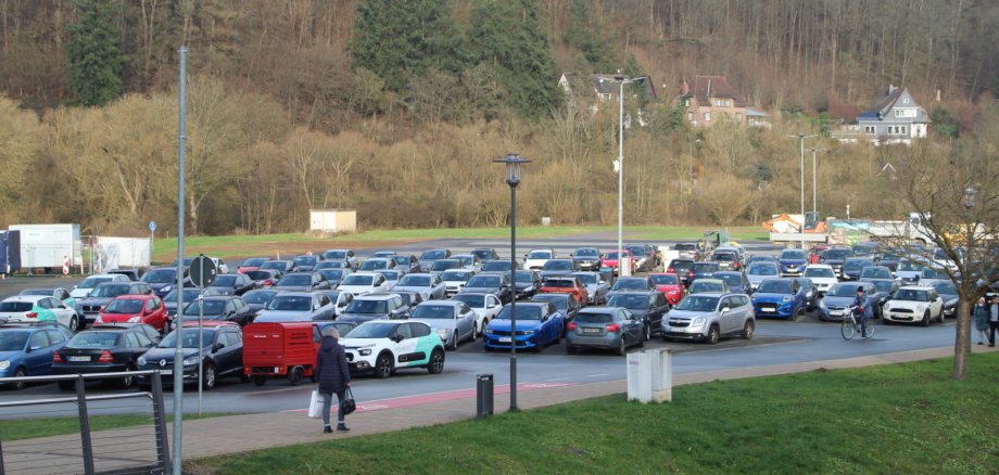 Blick auf den gut belegten Parkplatz Wehrweide von der Uferstraße aus