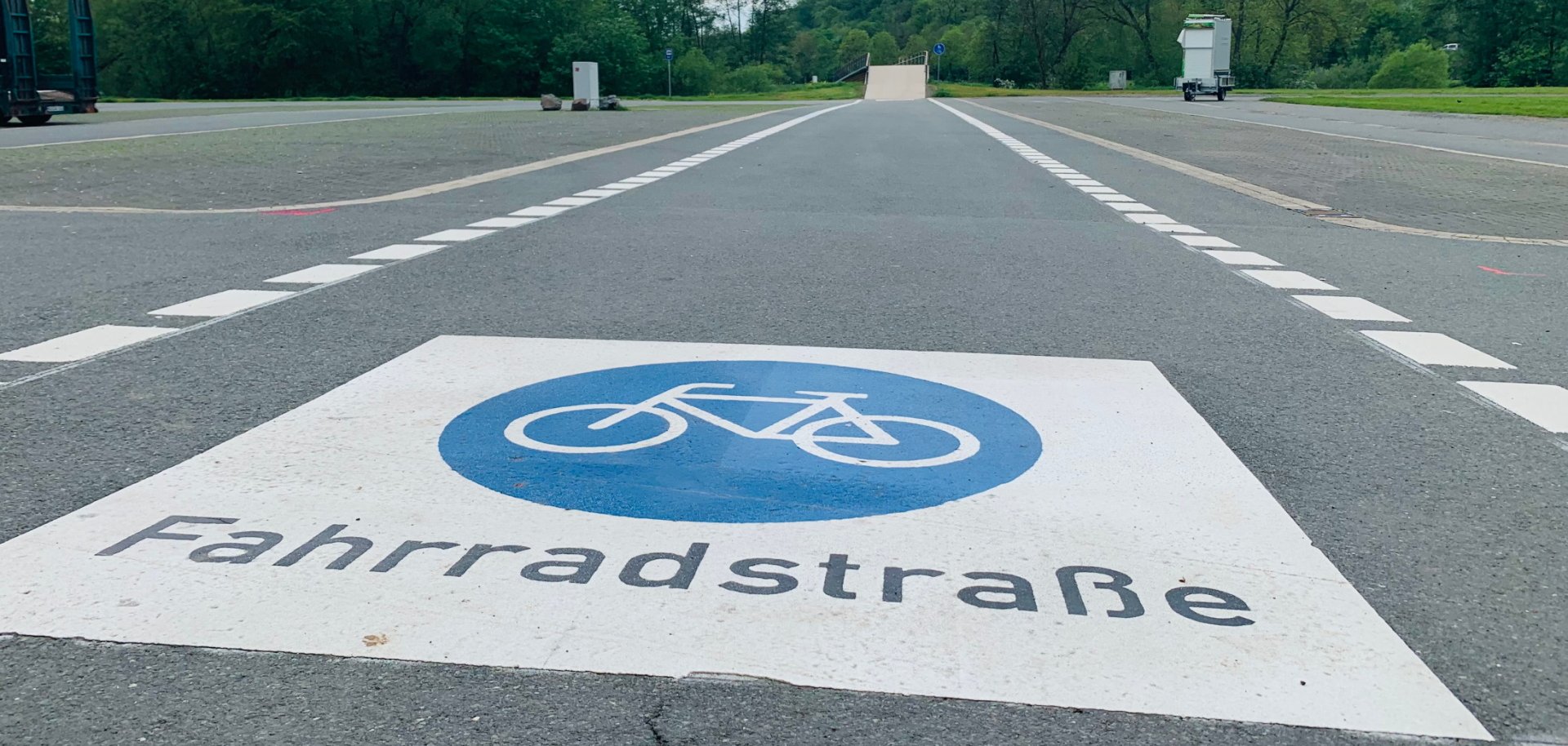 Straßenmarkierung "Fahrradstraße" auf Asphalt