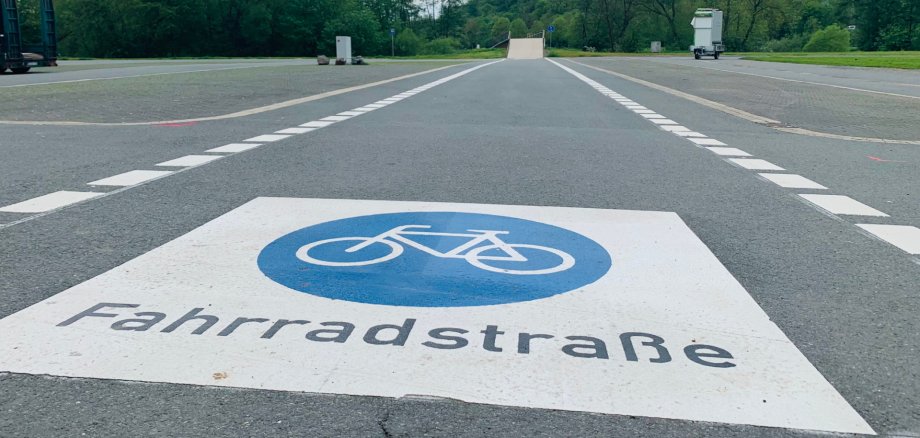 Straßenmarkierung "Fahrradstraße" auf Asphalt