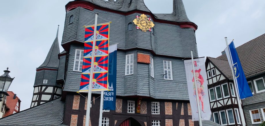 Frankenbergs historisches Rathaus mit gehissten Fahnen davor