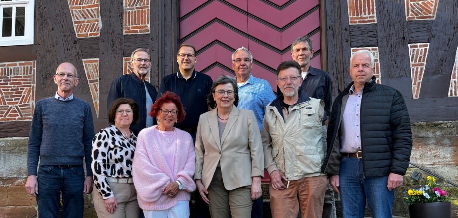 Menschengruppe in zwei Reihen auf den Treppen vor dem Frankenberger Rathaus