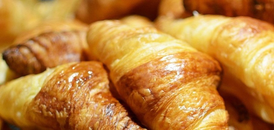 Mehrere Buttercroissants auf einem Haufen
