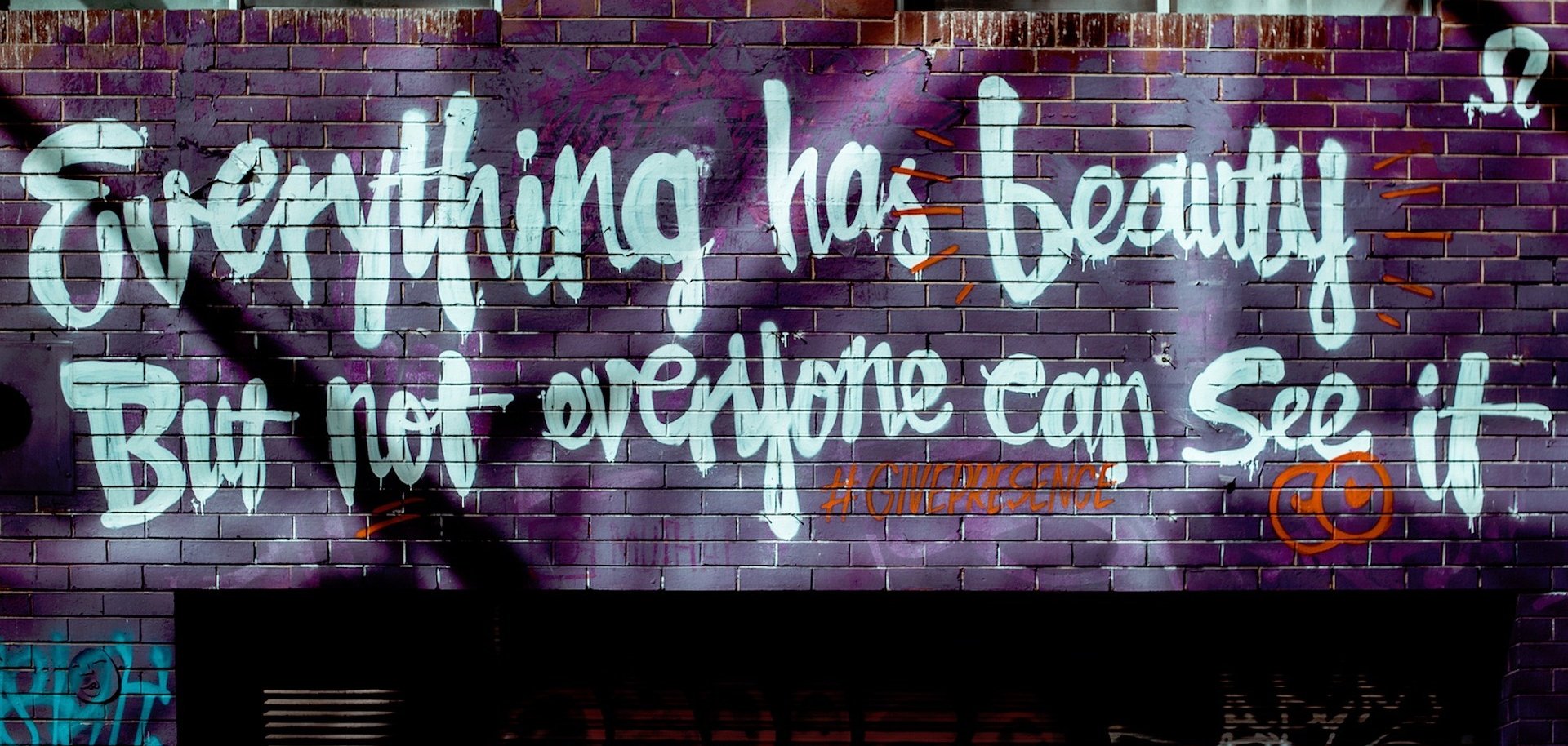 Graffiti-Schriftzug auf einer Backsteinwand