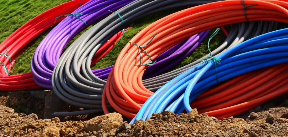 Farbige Kabelrollen liegen auf dem Boden