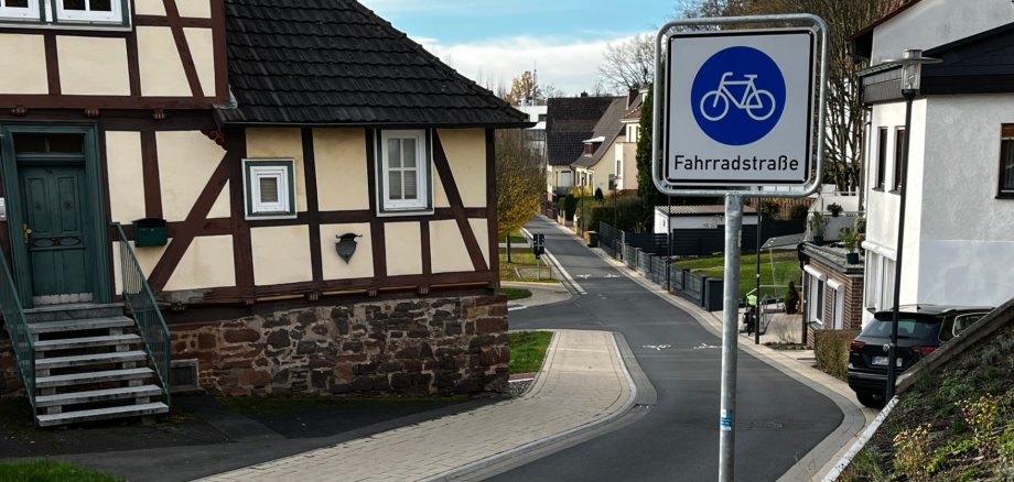 Ansicht einer Fahrradstraße mit Bodenmarkierung und Beschilderung