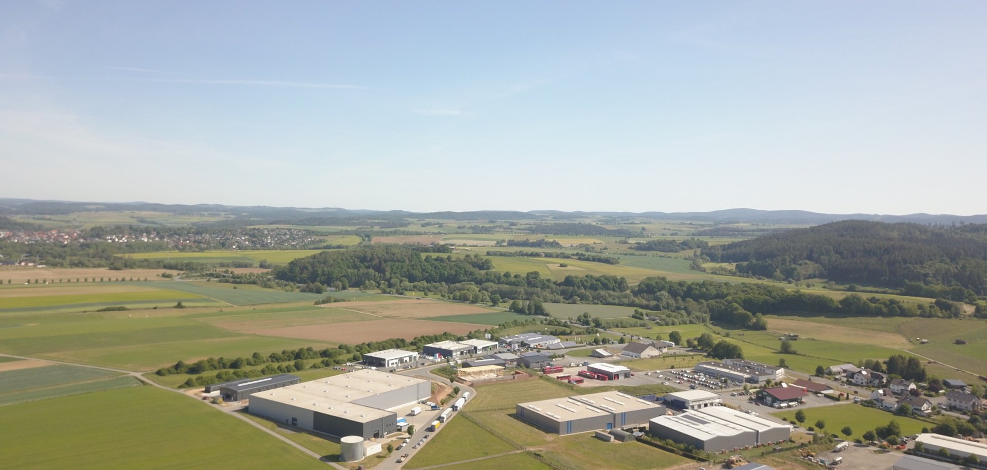 Luftaufnahme des bestehenden Gewerbegebiet mit Hallen und Gebäuden