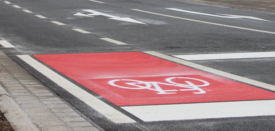 Rot markierter Fahrradschutzstreifen auf einer Straße