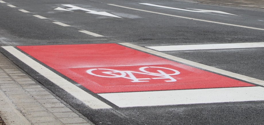 Fahrradspur mit roter Markierung auf einer Straße