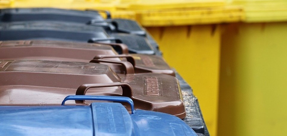 Seitliche Draufsicht auf verschiedene Mülltonnendeckel