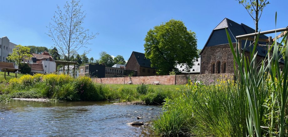 Bachlauf mit bewachsenem Ufer vor dem Kloster St. Georgenberg