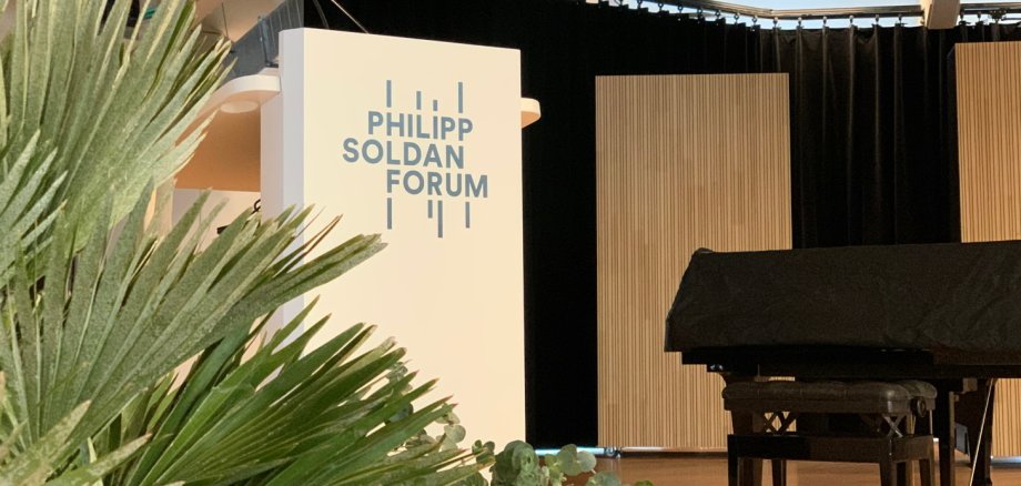 Bühne des Philipp Soldan Forums mit Pflanzen und Flügel