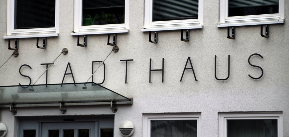Helle Hausfront mit Eingangstür und der Aufschrift Stadthaus in Großbuchstaben