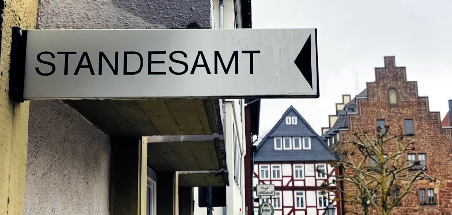 Schild mit der Aufschrift Standesamt, im Hintergrund das Frankenberger Steinhaus