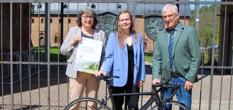 Bürgermeisterin Eckes, Stadtradelnkoordinatorin Schweizer und Erster Kreisbeigeordneter Frese mit Fahrrad vor dem Landratsamt