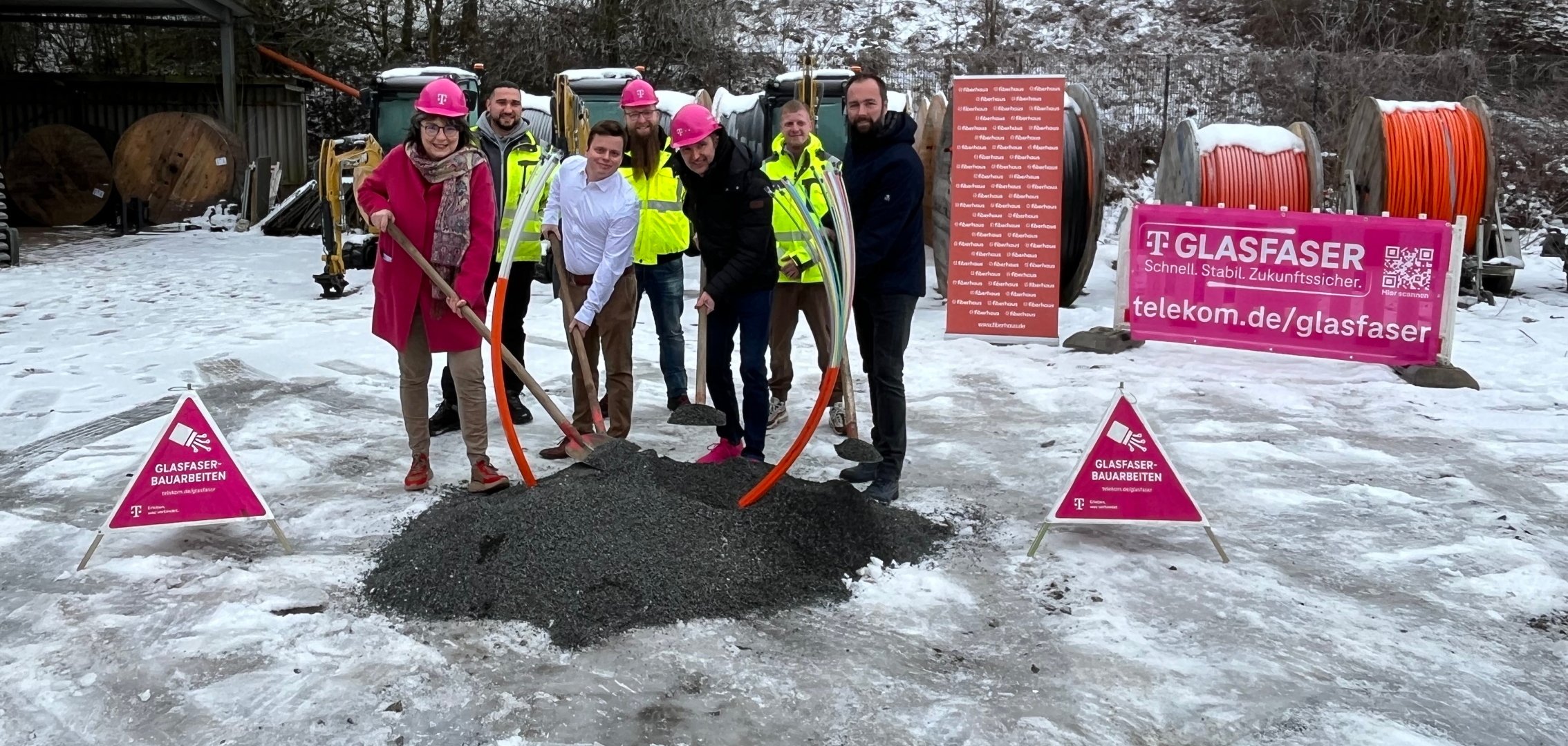 Personengruppe mit Spaten auf schneebedecktem Boden
