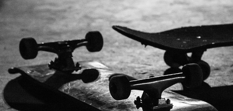Schwarz-weiß-Bild von zwei Skateboards
