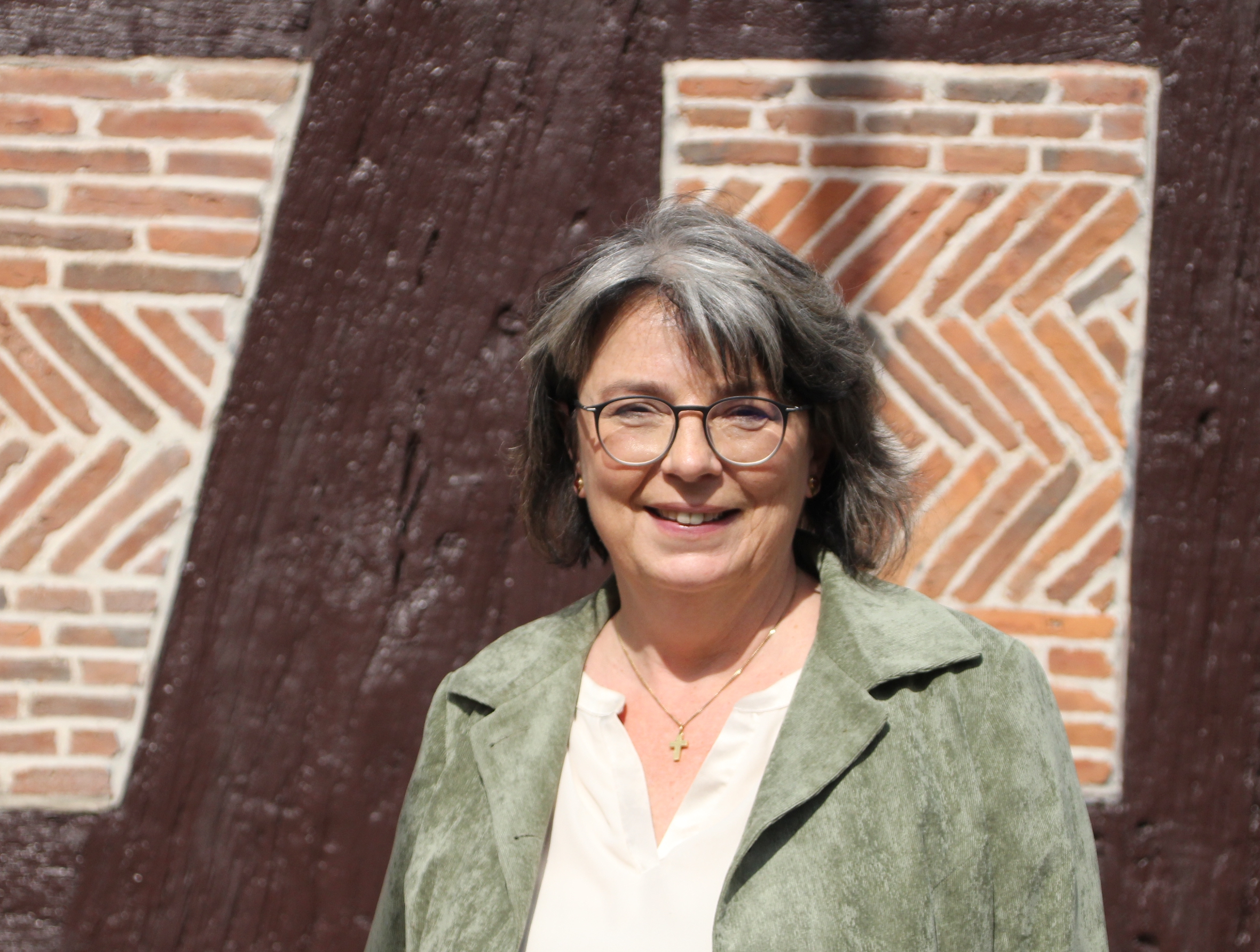 Die Bürgermeisterin vor dem historischen Rathaus in Frankenberg